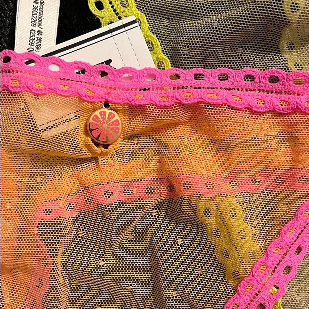 Lace - Picture 6 of 7